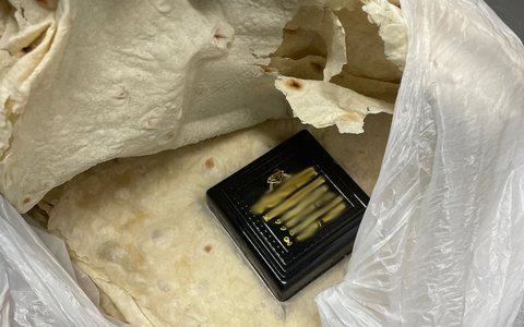 HZA-M: Zoll verhindert Goldschmuggel Goldarmreife im Fladenbrot entdeckt - Foto: presseportal.de