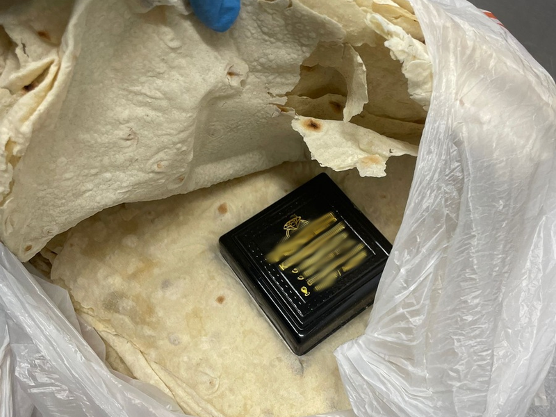 HZA-M: Zoll verhindert Goldschmuggel Goldarmreife im Fladenbrot entdeckt - Foto: presseportal.de