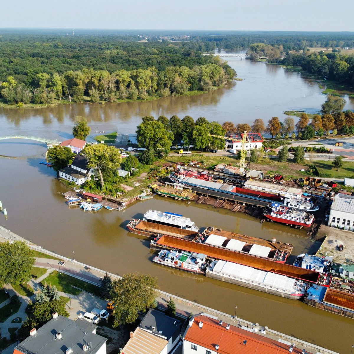 Menschen bauen in Polen mit Sandsäcken Barrieren gegen das Hochwasser. - Foto: Lech Muszynski/PAP/dpa