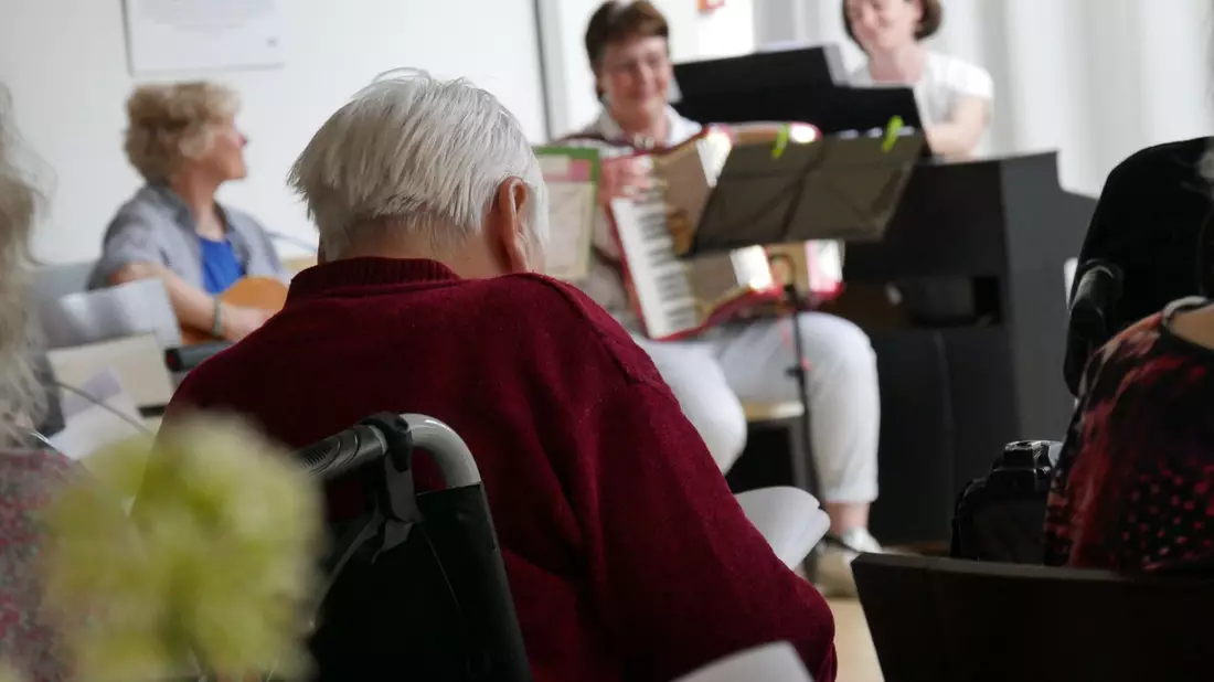 Der Nordbayerische Musikbund nutzt die Kraft der Musik, um Menschen mit Demenz und ihre Angehörigen zu erreichen.  - Bild: Monika Feldmeier/Nordbayerischer Musikbund/dpa