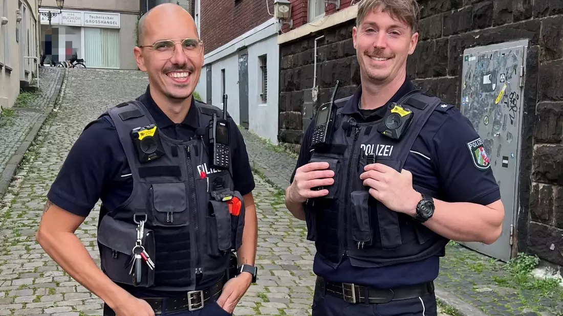POL-DU: Ruhrort/Mittelmeiderich: Auf den Spuren von Horst Schimanski - Das jüngste Bezirksdienst-Duo legt los - Bild: presseportal.de