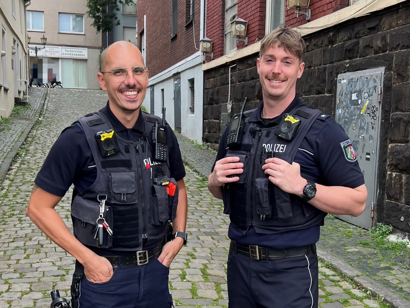 POL-DU: Ruhrort/Mittelmeiderich: Auf den Spuren von Horst Schimanski - Das jüngste Bezirksdienst-Duo legt los - Foto: presseportal.de