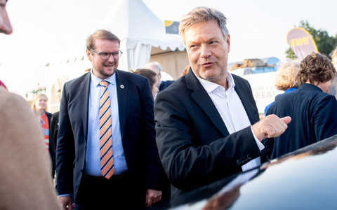 Nach den geplanten steuerlichen Anreize für E-Autos als Dienstwagen prüft die Bundesregierung weitere Anreize. (Archivbild). - Foto: Hauke-Christian Dittrich/dpa Nach den geplanten steuerlichen Anreize für E-Autos als Dienstwagen prüft die Bundesregierung weitere Anreize. (Archivbild). - Foto: Hauke-Christian Dittrich/dpa