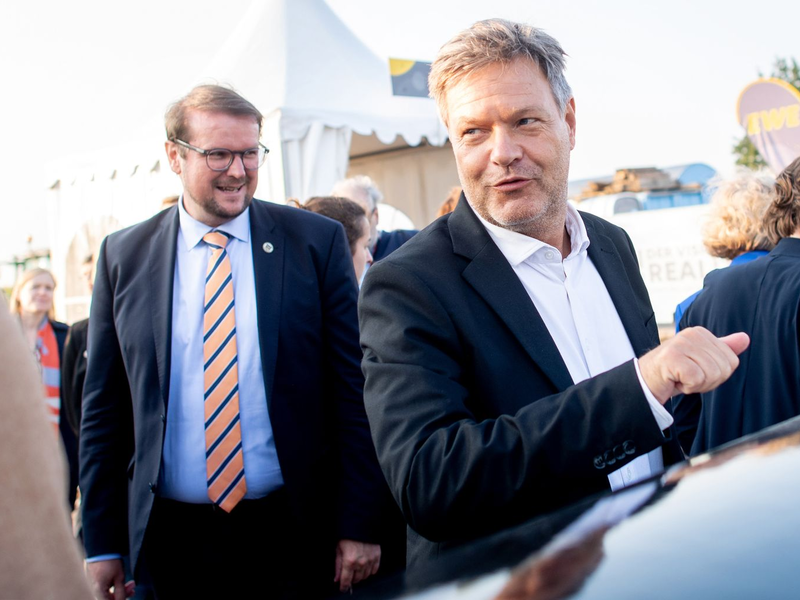 Nach den geplanten steuerlichen Anreize für E-Autos als Dienstwagen prüft die Bundesregierung weitere Anreize. (Archivbild). - Foto: Hauke-Christian Dittrich/dpa