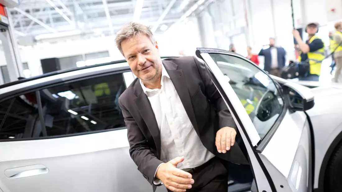 Volkswagen erwartet geringere Verkaufszahlen für seine Fahrzeuge. (Archivbold) - Bild: Sina Schuldt/dpa