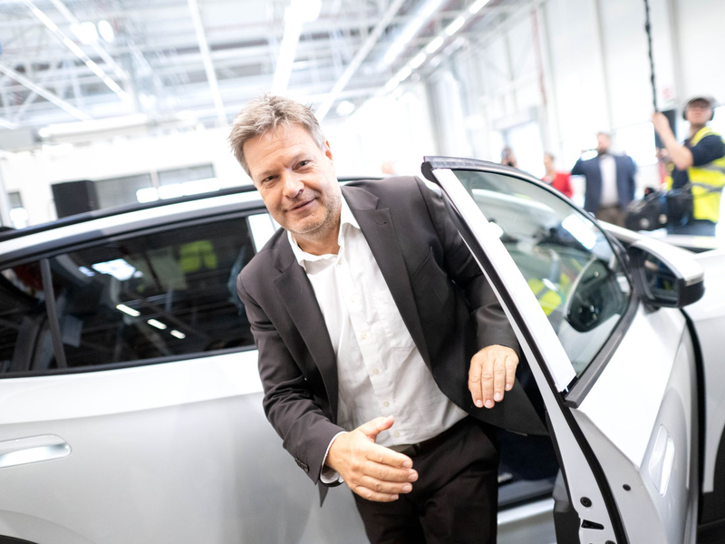 Habeck will den E-Auto-Markt ankurbeln - Foto: Sina Schuldt/dpa
