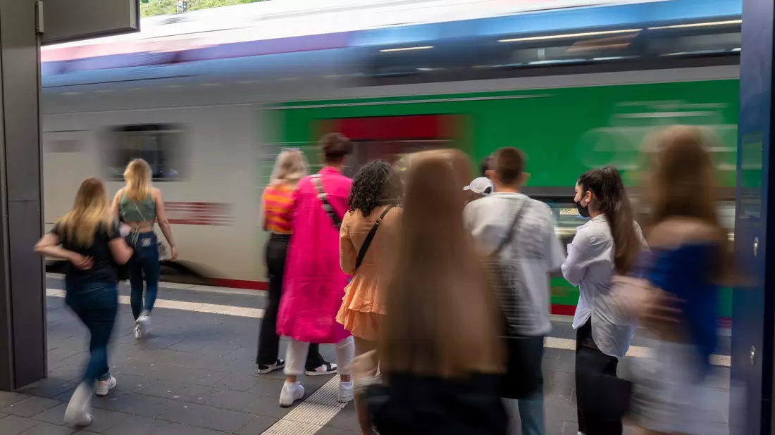 Rund 1,3 Milliarden Fahrgäste nutzten allein den öffentlichen Nahverkehr mit Bahnen. (Archivbild) - Bild: Harald Tittel/dpa