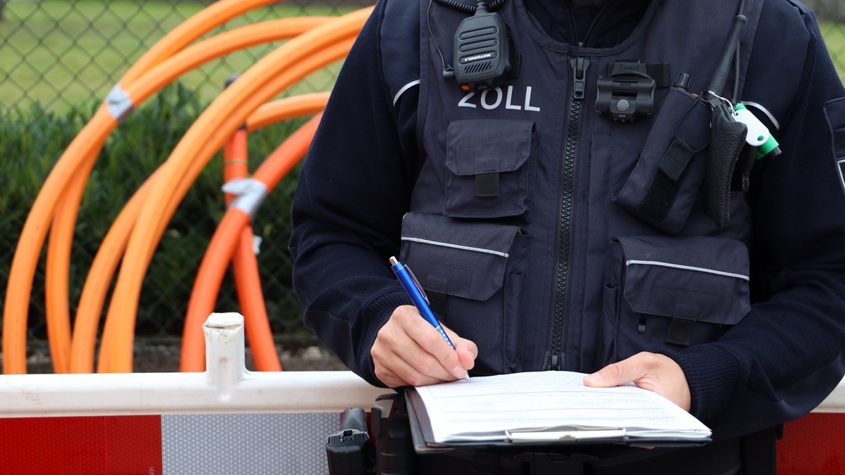 HZA-MS: Glasfaserausbau: Regelmäßige Zollkontrollen zeigen offenbar Wirkung / Kontrolle auf Schwarzarbeit und illegale Beschäftigung in Münster und Warendorf - ein Arbeitnehmer ohne Aufenthaltserlaubnis - Foto: presseportal.de