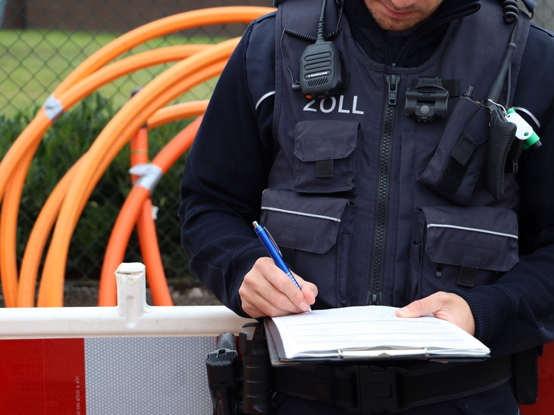 HZA-MS: Glasfaserausbau: Regelmäßige Zollkontrollen zeigen offenbar Wirkung / Kontrolle auf Schwarzarbeit und illegale Beschäftigung in Münster und Warendorf - ein Arbeitnehmer ohne Aufenthaltserlaubnis - Foto: presseportal.de