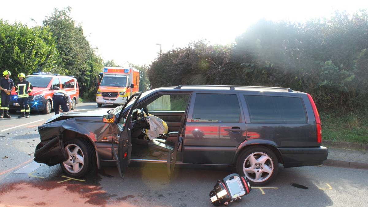 POL-RBK: Leichlingen - Zwei Schwerverletzte nach Frontalzusammenstoß im Einmündungsbereich - Foto: presseportal.de