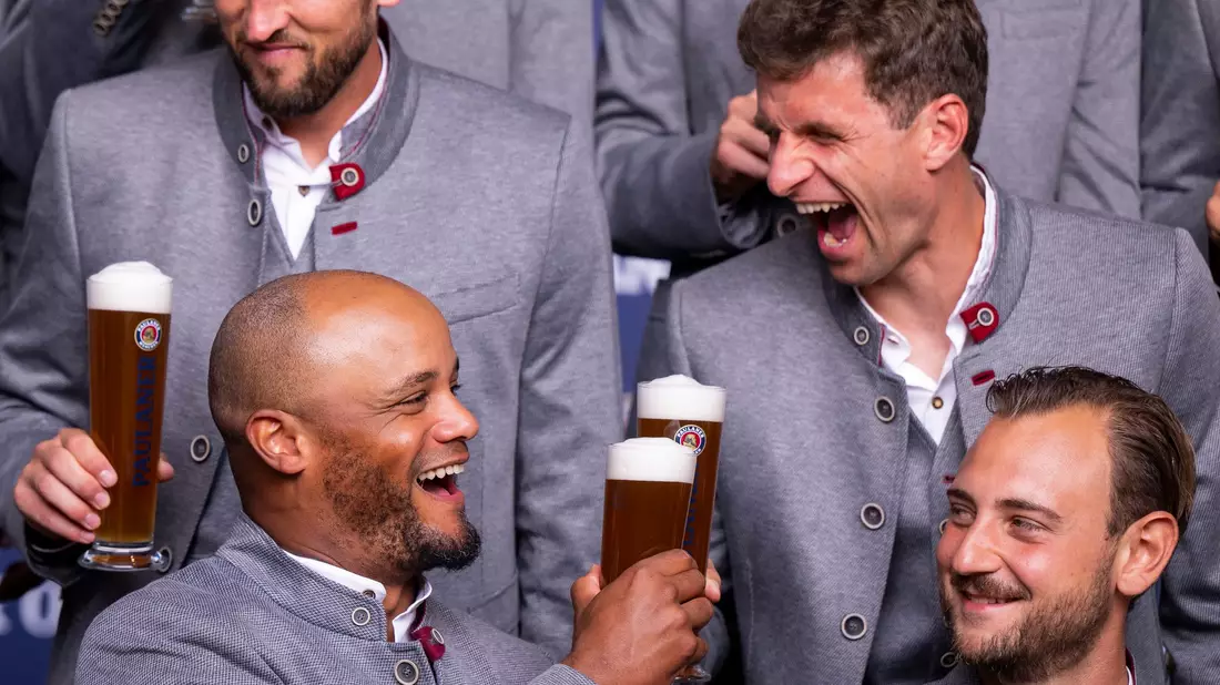 Vincent Kompany in bayerischer Tracht bei einem Sponsoren-Termin. - Bild: Lennart Preiss/dpa