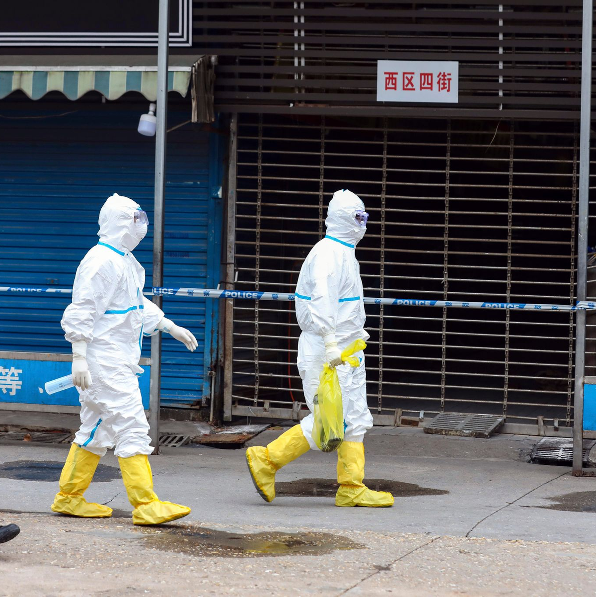 Arbeiter in Schutzkleidung am Huanan Seafood Market in Wuhan. (Archivbild) - Foto: -/CHINATOPIX/AP/dpa
