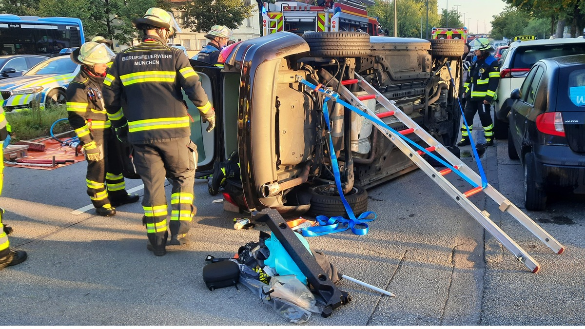 FW-M: Opel in Seitenlage (Milbertshofen) - Foto: presseportal.de