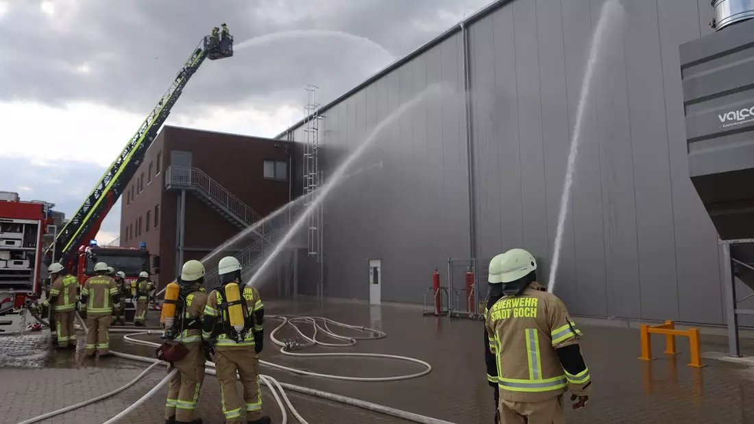 Feuerwehr Goch: Großübung der Feuerwehr Goch: Mehrere Einsatzszenarien für alle Löscheinheiten - Bild: presseportal.de
