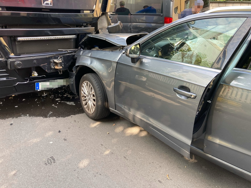 POL-ME: Audi kollidiert mit Lkw - Eine Schwerverletzte - Haan - 2409070 - Foto: presseportal.de