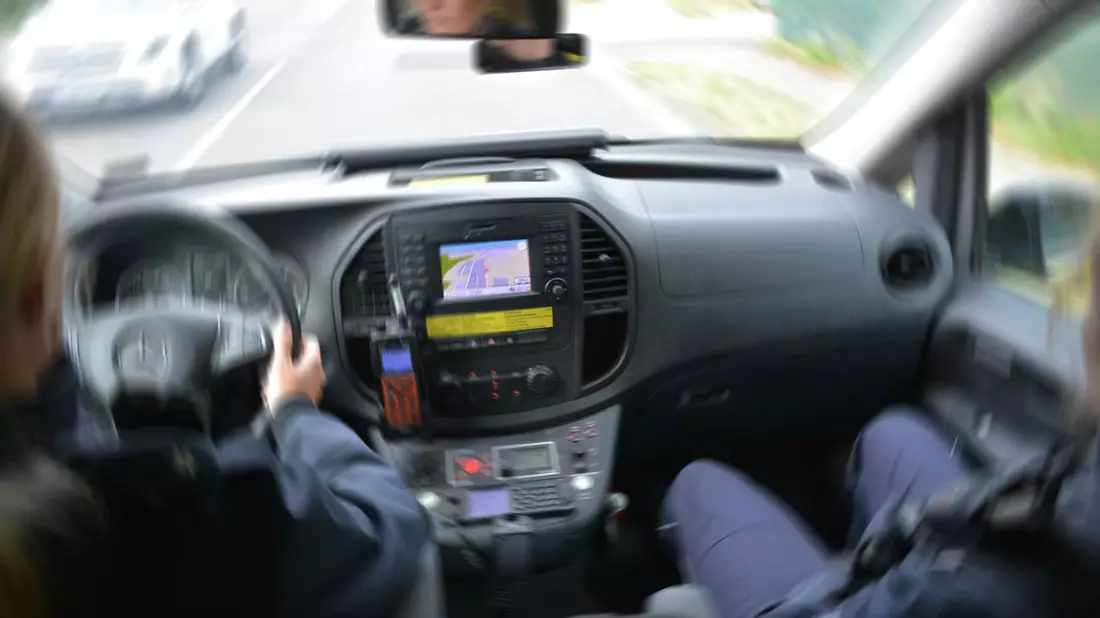 POL-ME: Beim Abbiegen: 61-jährige Fahrerin stößt frontal gegen anderes Auto - Ratingen - 2410029 - Bild: presseportal.de