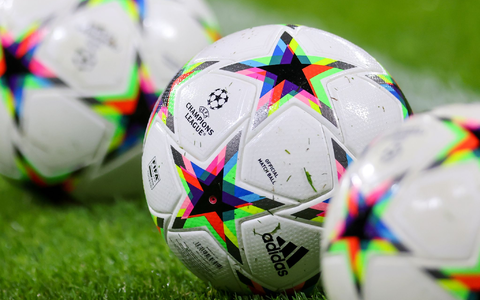 Fans des FC Barcelona sorgten am Donnerstag mit einem Banner für einen Eklat. - Foto: Jan Woitas/dpa