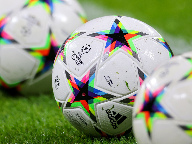 Fans des FC Barcelona sorgten am Donnerstag mit einem Banner für einen Eklat. - Foto: Jan Woitas/dpa