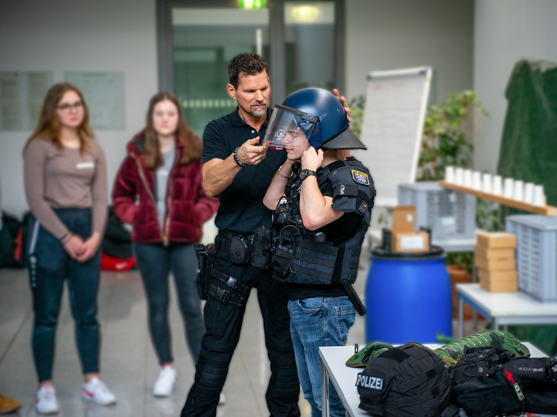 POL-WE: Cop für einen Nachmittag - Die Polizei Mittelhessen lädt zur mittlerweile 5. CopChallenge ein! - Foto: presseportal.de