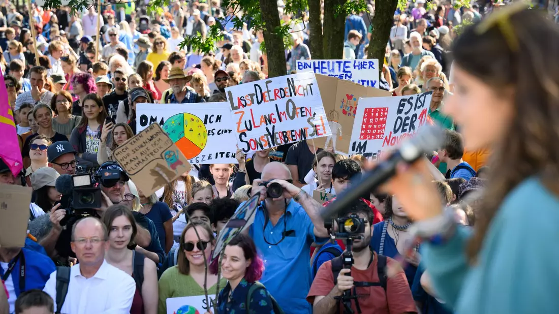 Demonstration fürs Klima: Mehrere Tausend haben in Berlin protestiert. - Bild: Bernd von Jutrczenka/dpa