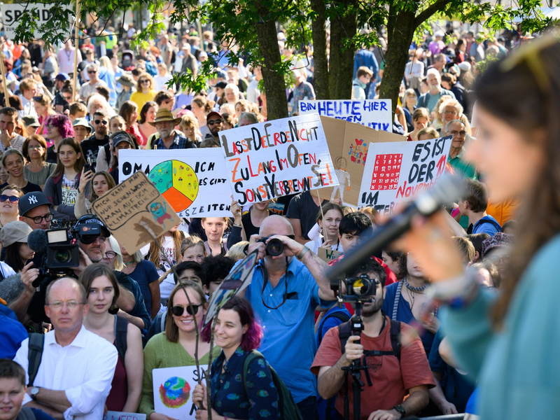 Demonstration fürs Klima: Mehrere Tausend haben in Berlin protestiert. - Foto: Bernd von Jutrczenka/dpa