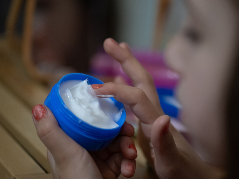 In sozialen Medien sind geschönte Gesichter ständig präsent. Schon Kinder bekommen dadurch das Gefühl, etwas für ihre Haut tun zu müssen. (Illustration) - Foto: Hendrik Schmidt/dpa