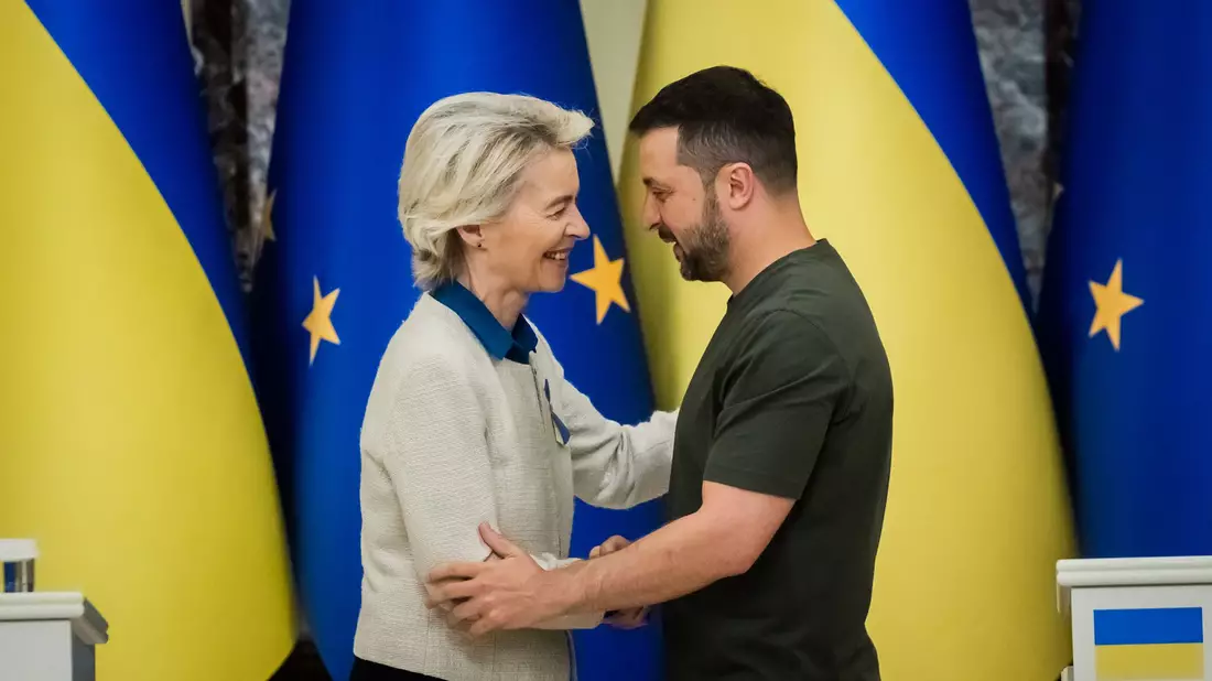 Bereits zum achten Mal seit Kriegsbeginn ist von der Leyen bei Selenskyj zu Besuch.  - Bild: Christoph Soeder/dpa Pool/dpa