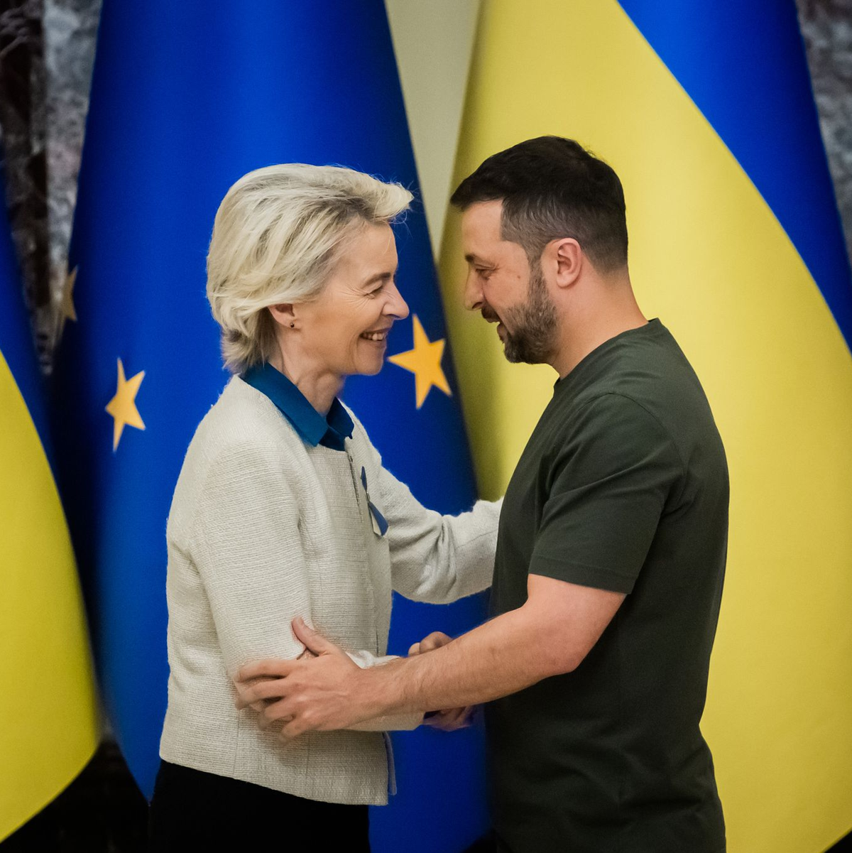 Bereits zum achten Mal seit Kriegsbeginn ist von der Leyen bei Selenskyj zu Besuch.  - Foto: Christoph Soeder/dpa Pool/dpa