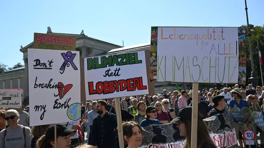 Auch in München sind Tausend Anhänger von Fridays for Future auf die Straße gegangen. - Bild: Felix Hörhager/dpa