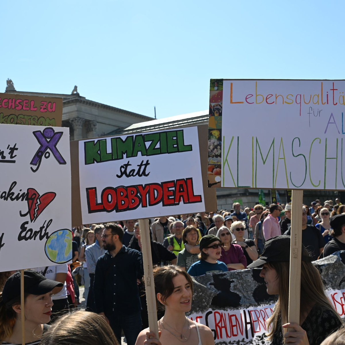 Auch in München sind Tausend Anhänger von Fridays for Future auf die Straße gegangen. - Foto: Felix Hörhager/dpa