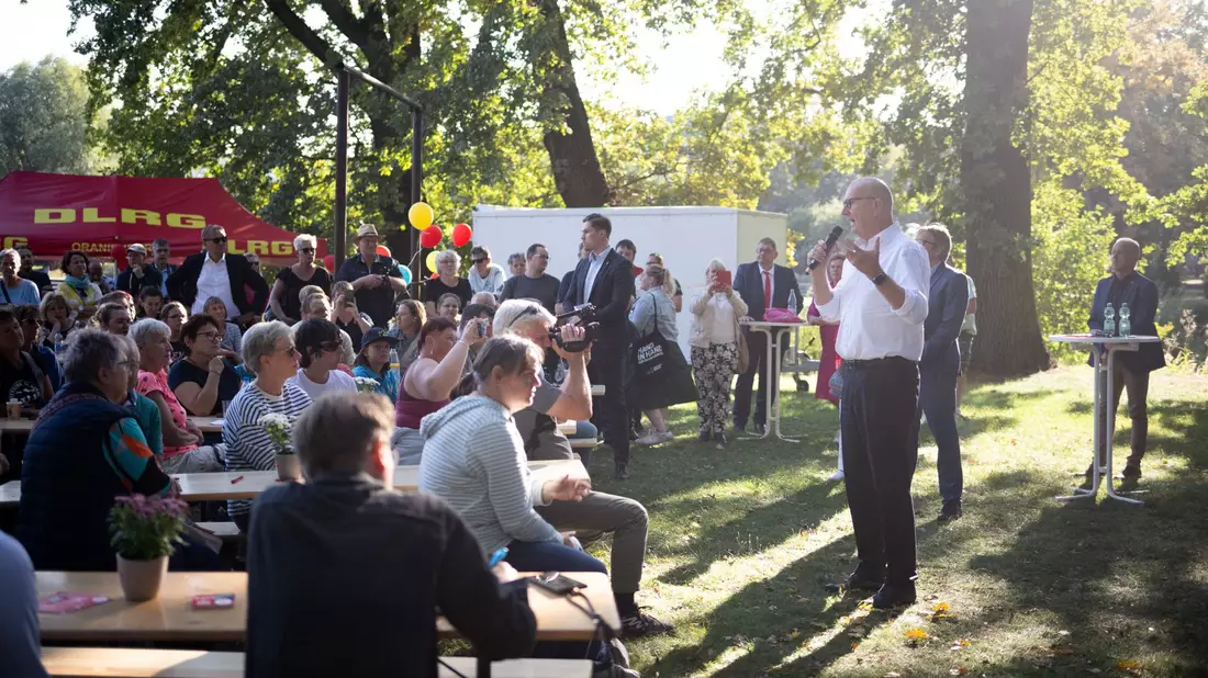 Woidke spricht beim Wahlkampfabschluss der SPD in Oranienburg vor rund 200 Menschen. - Bild: Sebastian Christoph Gollnow/dpa
