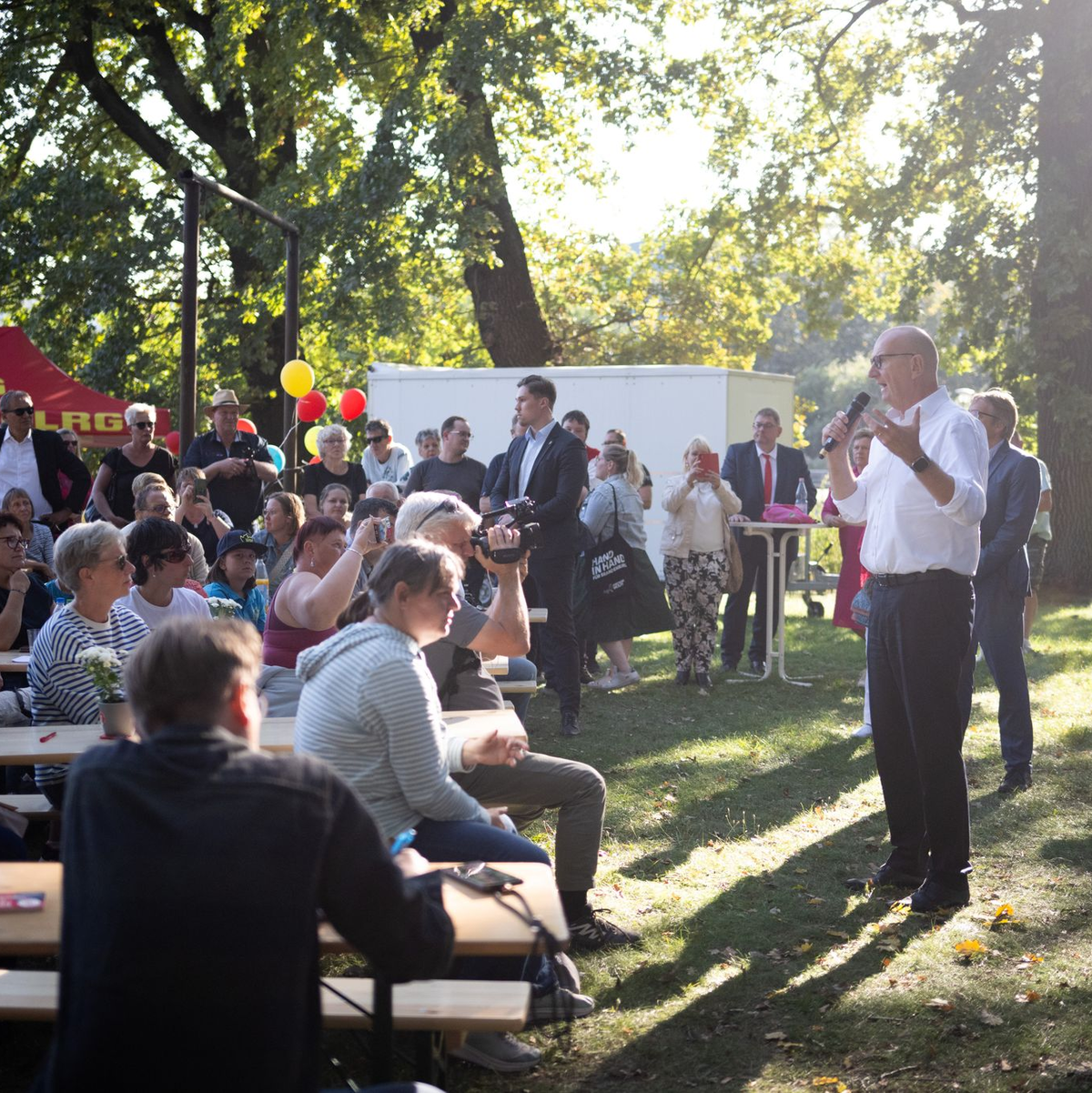 Woidke spricht beim Wahlkampfabschluss der SPD in Oranienburg vor rund 200 Menschen. - Foto: Sebastian Christoph Gollnow/dpa