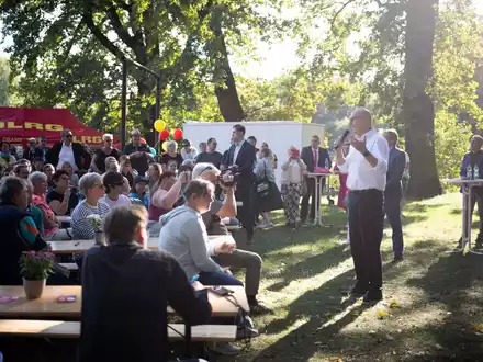 Woidke spricht beim Wahlkampfabschluss der SPD in Oranienburg vor rund 200 Menschen. - Foto: Sebastian Christoph Gollnow/dpa
