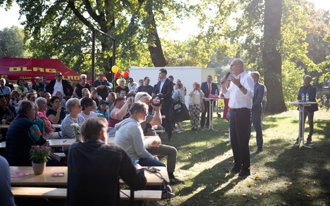 Woidke spricht beim Wahlkampfabschluss der SPD in Oranienburg vor rund 200 Menschen. - Foto: Sebastian Christoph Gollnow/dpa