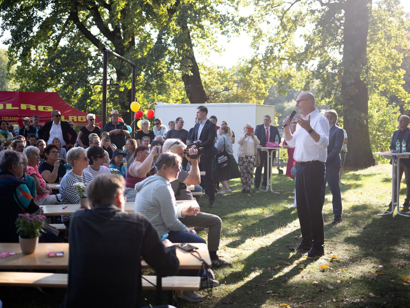 Woidke spricht beim Wahlkampfabschluss der SPD in Oranienburg vor rund 200 Menschen. - Foto: Sebastian Christoph Gollnow/dpa