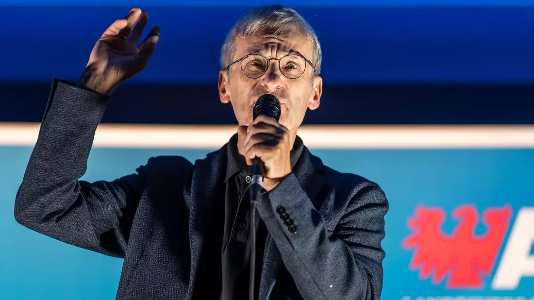 AfD-Spitzenkandidat Hans-Christoph Berndt tritt beim offiziellen Wahlkampfabschluss seiner Partei in Cottbus auf. - Bild: Frank Hammerschmidt/dpa