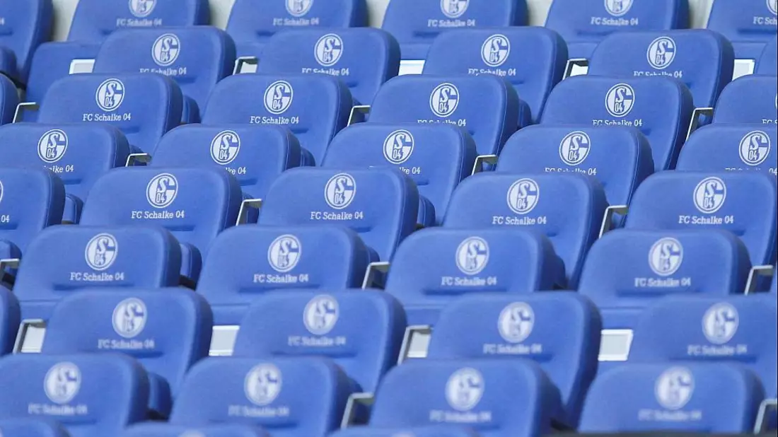 Sitze mit Logo des FC Schalke 04 (Archiv) - Bild: über dts Nachrichtenagentur