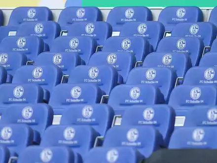 Sitze mit Logo des FC Schalke 04 (Archiv) - Foto: über dts Nachrichtenagentur