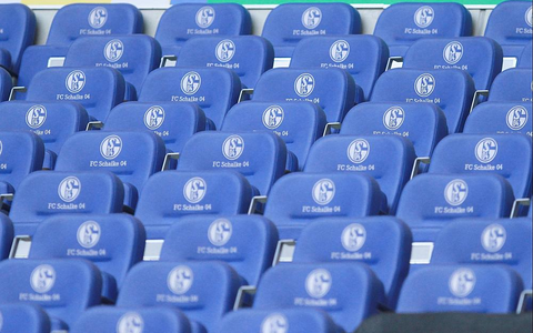Sitze mit Logo des FC Schalke 04 (Archiv) - Foto: über dts Nachrichtenagentur