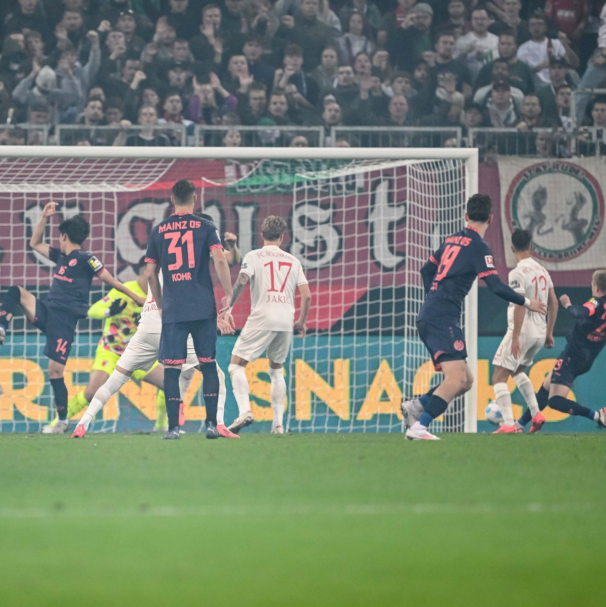 Die Mainzer bejubeln den zweiten Treffer gegen Augsburg - Foto: Harry Langer/dpa