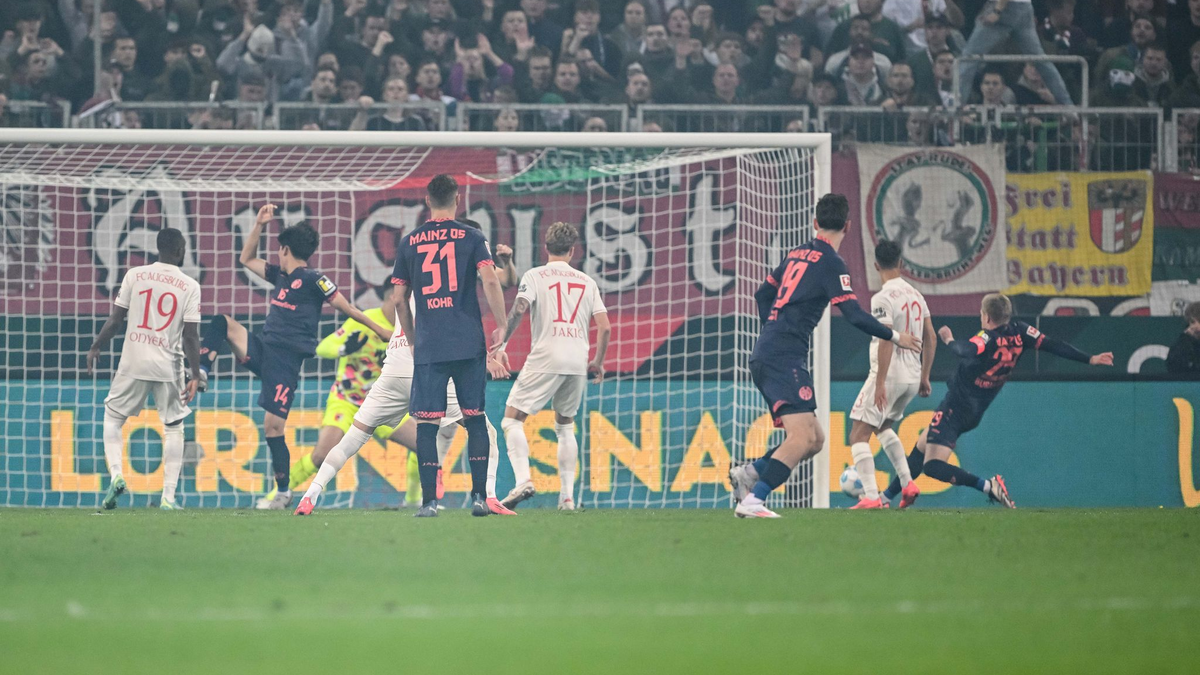 Rotsünder Samuel Essende ärgert sich über seine Dummheit. - Foto: Harry Langer/dpa