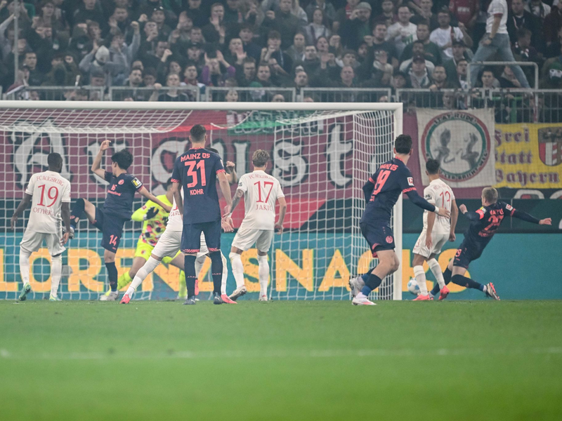 Rotsünder Samuel Essende ärgert sich über seine Dummheit. - Foto: Harry Langer/dpa