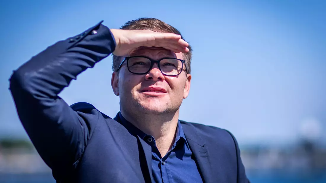 Carsten Schneider stellt sich hinter Olaf Scholz. (Achivbild)   - Bild: Jens Büttner/dpa