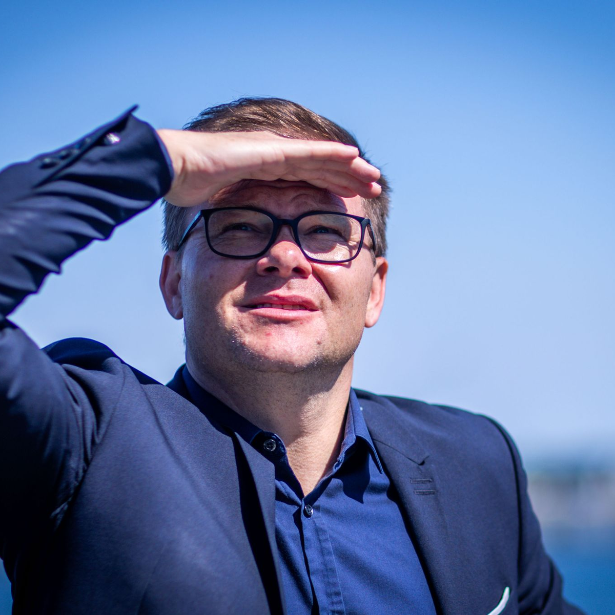 Carsten Schneider stellt sich hinter Olaf Scholz. (Achivbild)   - Foto: Jens Büttner/dpa