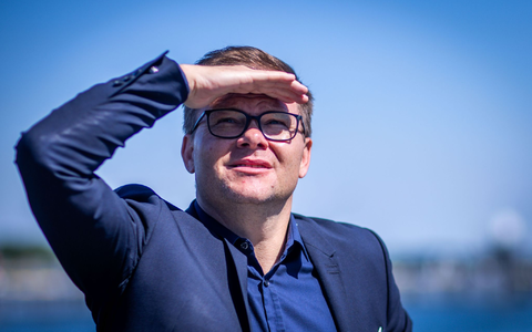 Carsten Schneider stellt sich hinter Olaf Scholz. (Achivbild)   - Foto: Jens Büttner/dpa