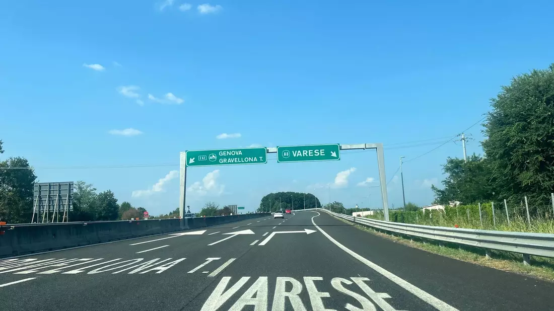 Italien nimmt für sich in Anspruch, die älteste Autobahn der Welt zu besitzen: die Strecke zwischen Mailand und Varese. (Archvbild) - Bild: Christoph Sator/dpa