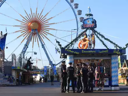 Im Laufschritt aufs Oktoberfest - Foto: Karl-Josef Hildenbrand/dpa
