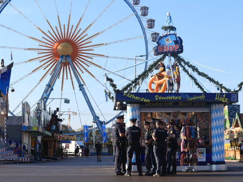 Prost - das Bier wird in Maßkrügen ausgeschenkt. - Foto: Karl-Josef Hildenbrand/dpa
