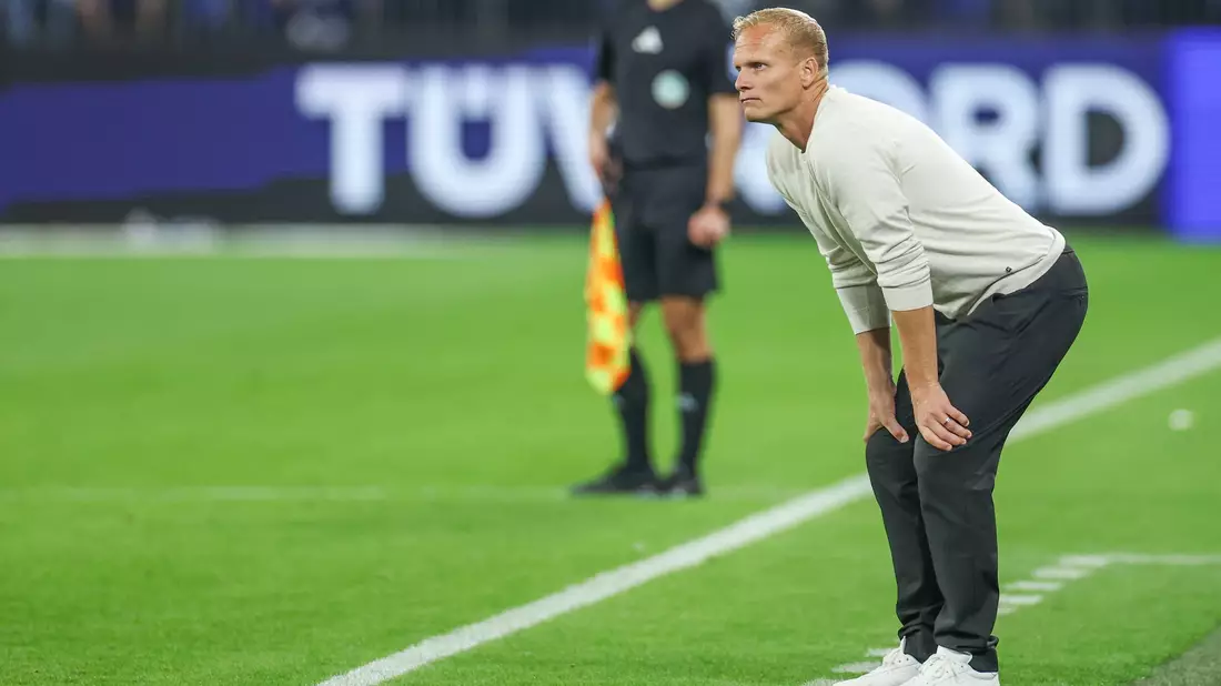 Karel Geraerts ist laut Medien nicht mehr Trainer des FC Schalke 04. - Bild: Tim Rehbein/dpa