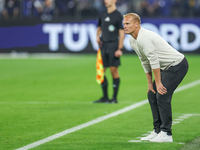 Karel Geraerts ist laut Medien nicht mehr Trainer des FC Schalke 04. - Foto: Tim Rehbein/dpa